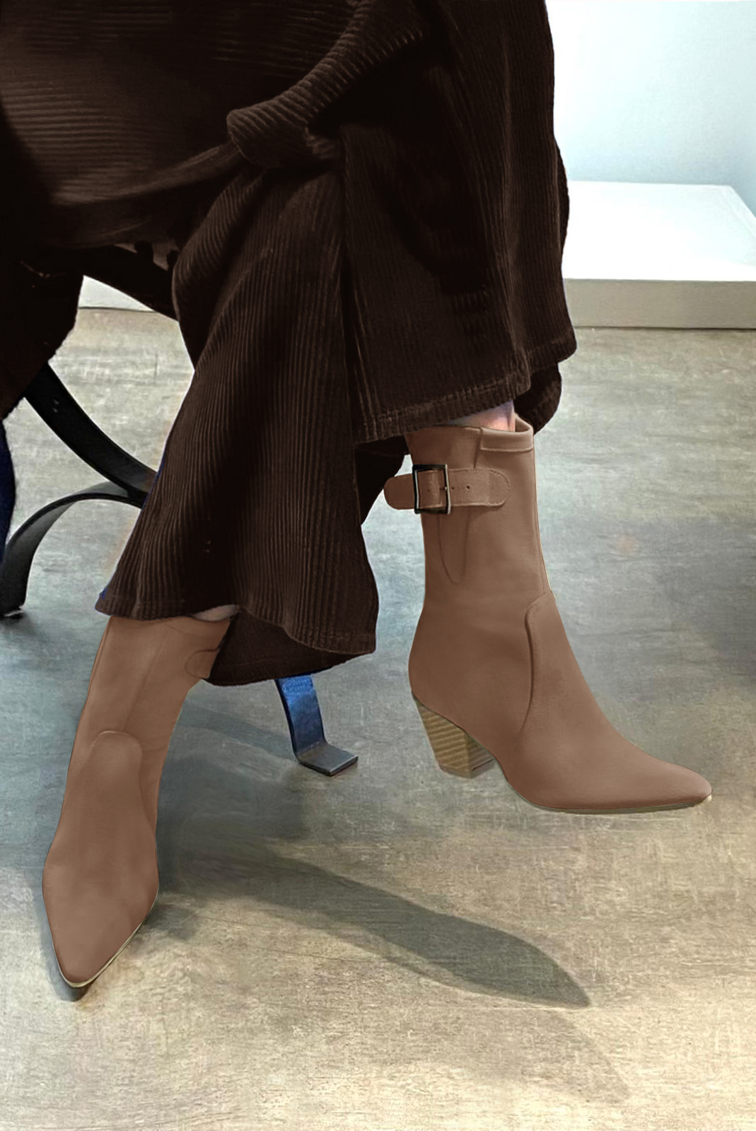 Biscuit beige women's ankle boots with a zip on the inside. Tapered toe. Medium cone heels. Worn view - Florence KOOIJMAN